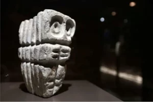 Escultura en un museo en Quito
