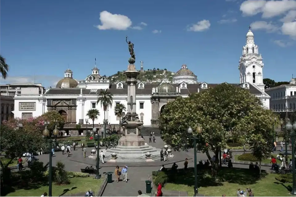 Quito Uno de los primeros sitios declarados Patrimonio de la Humanidad por la Unesco Vista panorámica de la plaza histórica de Quito cerca del Hotel Boutique Casa Gangotena.