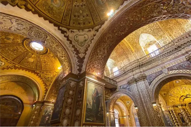 Impresionante interior de la Iglesia de la Compañía cerca del Hotel Boutique Casa Gangotena en Quito.