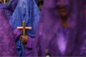 Devoto sosteniendo una cruz durante la Semana Santa cerca de Casa Gangotena en Quito.