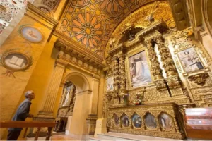 Glorioso interior de la iglesia cerca del Hotel Boutique Casa Gangotena en el centro de Quito.