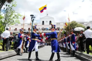Ceremonia de guardia en la Plaza Independencia cerca de Casa Gangotena en Quito.