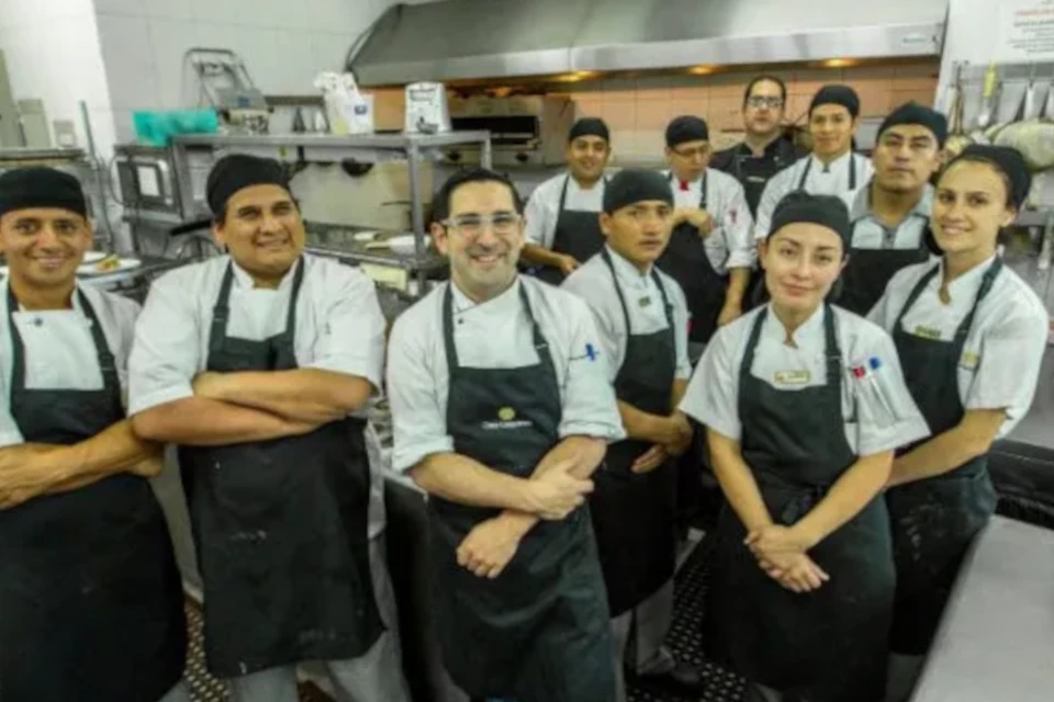 Equipo de cocina dedicado en Casa Gangotena Boutique Hotel en Quito.