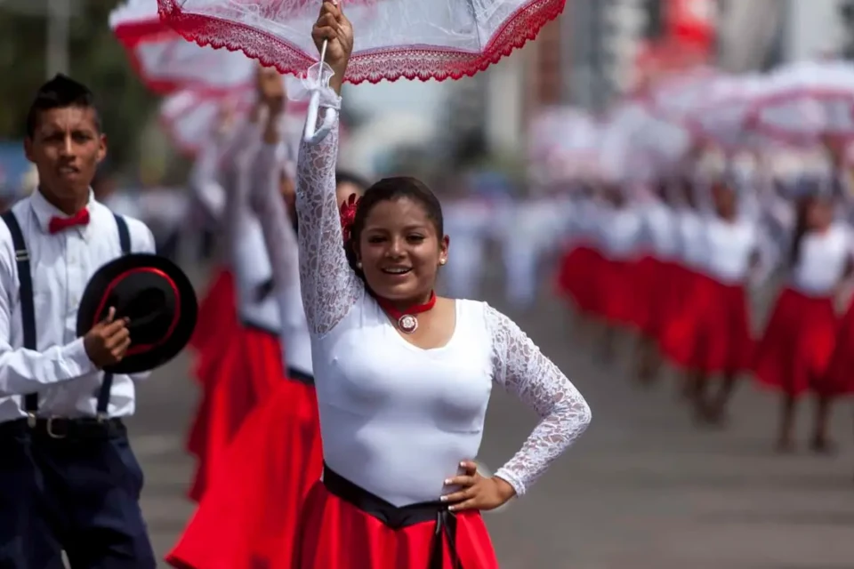 Bailarines con atuendo tradicional cerca del Hotel Boutique Casa Gangotena durante la celebración del Inti Raymi.