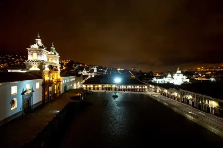 Vista nocturna desde Casa Gangotena Boutique Hotel con vista al horizonte iluminado de Quito.