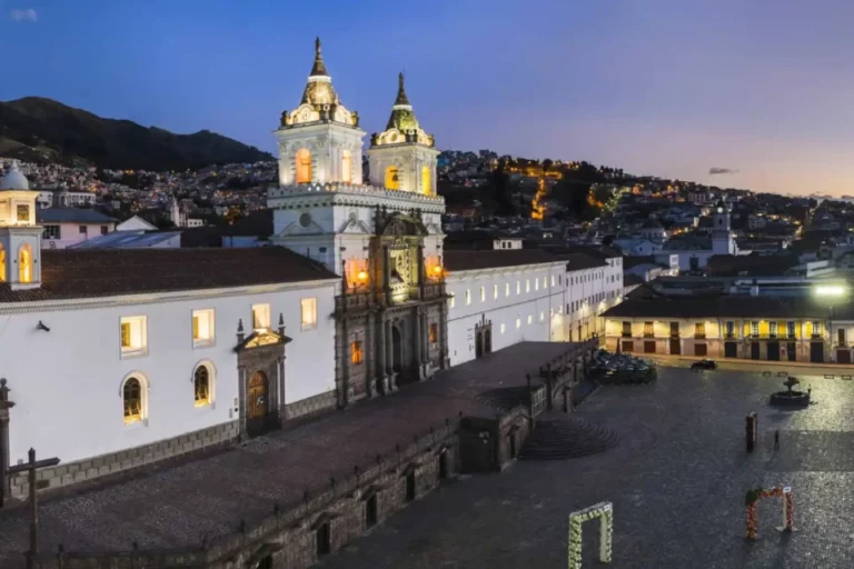 Impresionante vista desde Casa Gangotena Boutique Hotel con vista a la Plaza San Francisco en Quito.