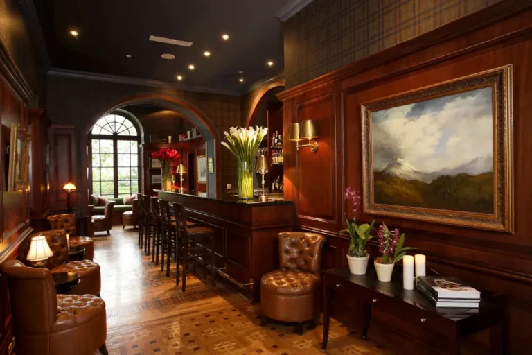 Interior elegante del bar que muestra el ambiente lujoso de Casa Gangotena Boutique Hotel en Quito.