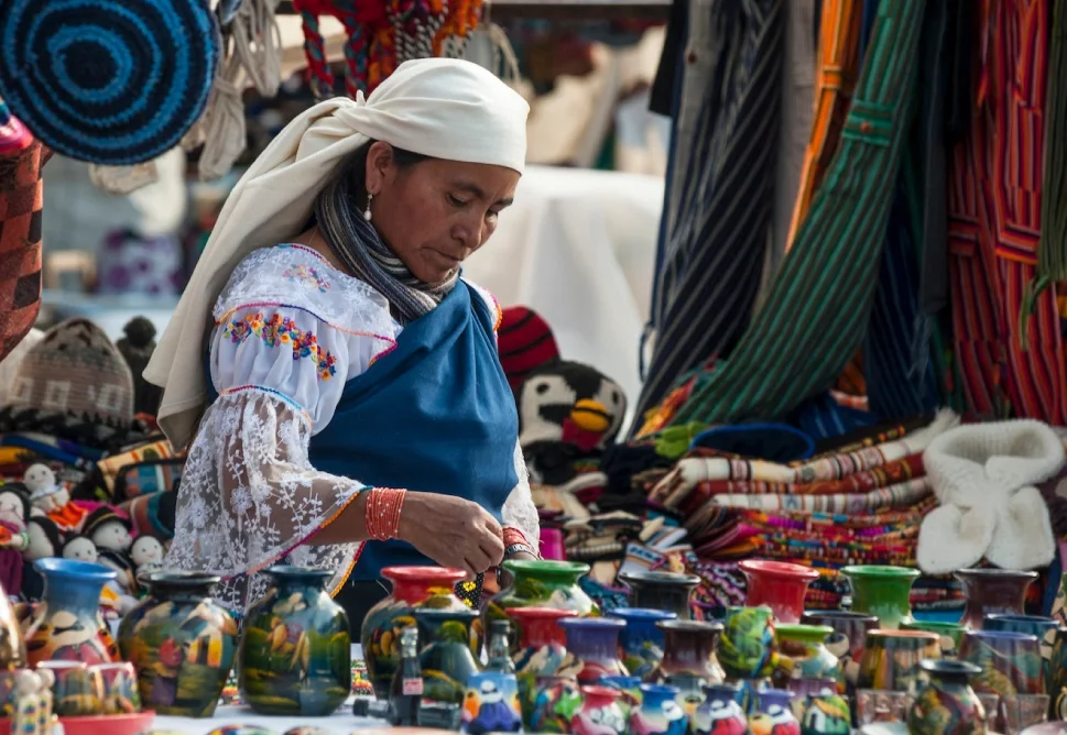 Vendedor en el mercado de Otavalo, exhibiendo artesanías locales y experimente el recorrido cultural en Casa Gangotena Boutique Hotel. Vendedor en el mercado de Otavalo, exhibiendo artesanías locales y experimente el recorrido cultural en Casa Gangotena Boutique Hotel.