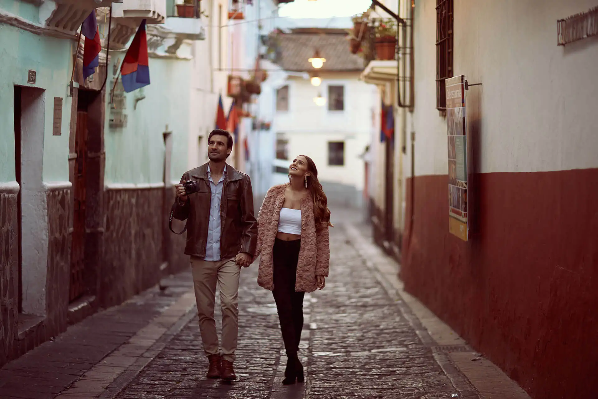 Huéspedes explorando la Calle La Ronda en Quito, Ecuador