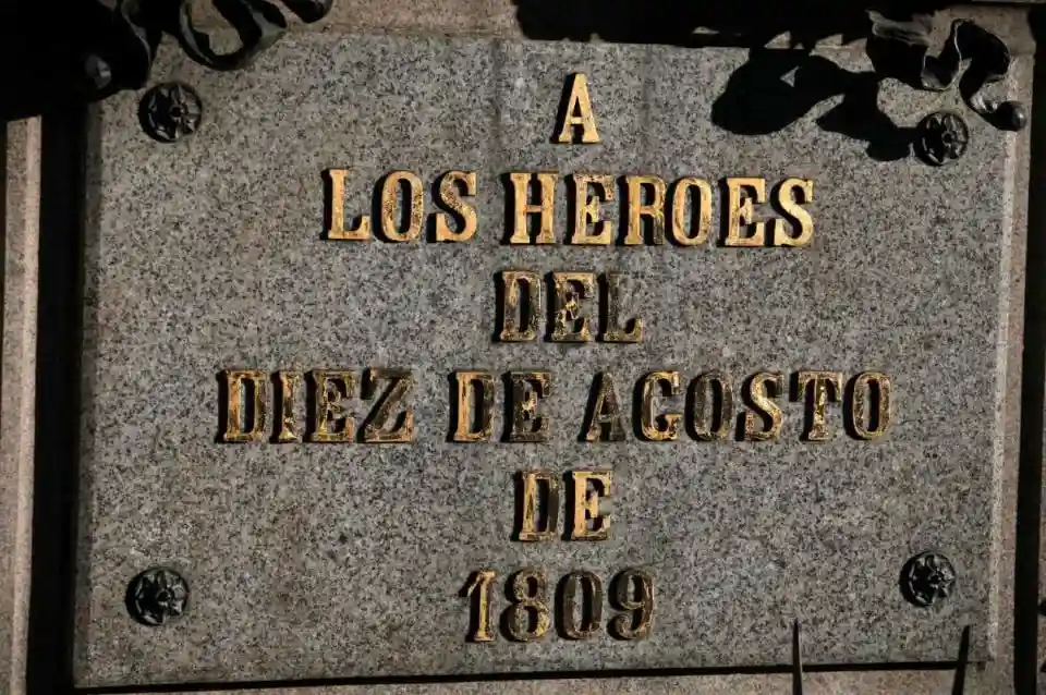 The independece plate in memory of the people who died in the revolution. 