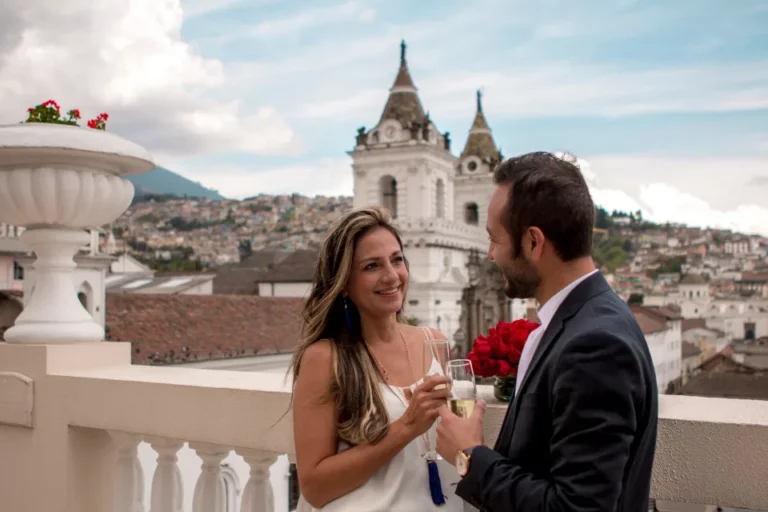 Una pareja disfrutando de un momento romántico en la terraza de Casa Gangotena, un hotel boutique en Quito.