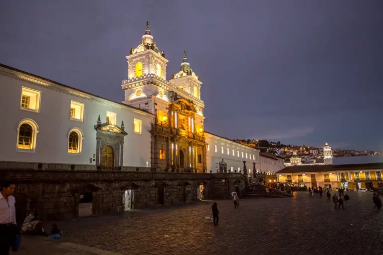 Vista nocturna de la plaza de Quito cerca del Hotel Boutique Casa Gangotena.