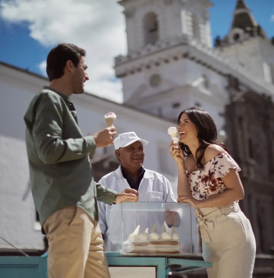 Invitados disfrutando de un helado afuera de Casa Gangotena, un destacado hotel boutique en Quito.