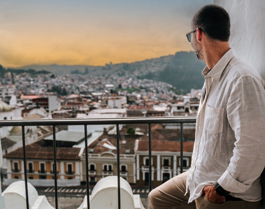 Hombre observando el atardecer sobre Quito cerca del Hotel Boutique Casa Gangotena.