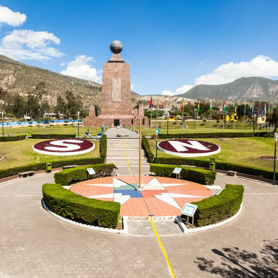 Icónico monumento a la Mitad del Mundo, un punto culminante del recorrido desde Casa Gangotena Boutique Hotel en Quito.