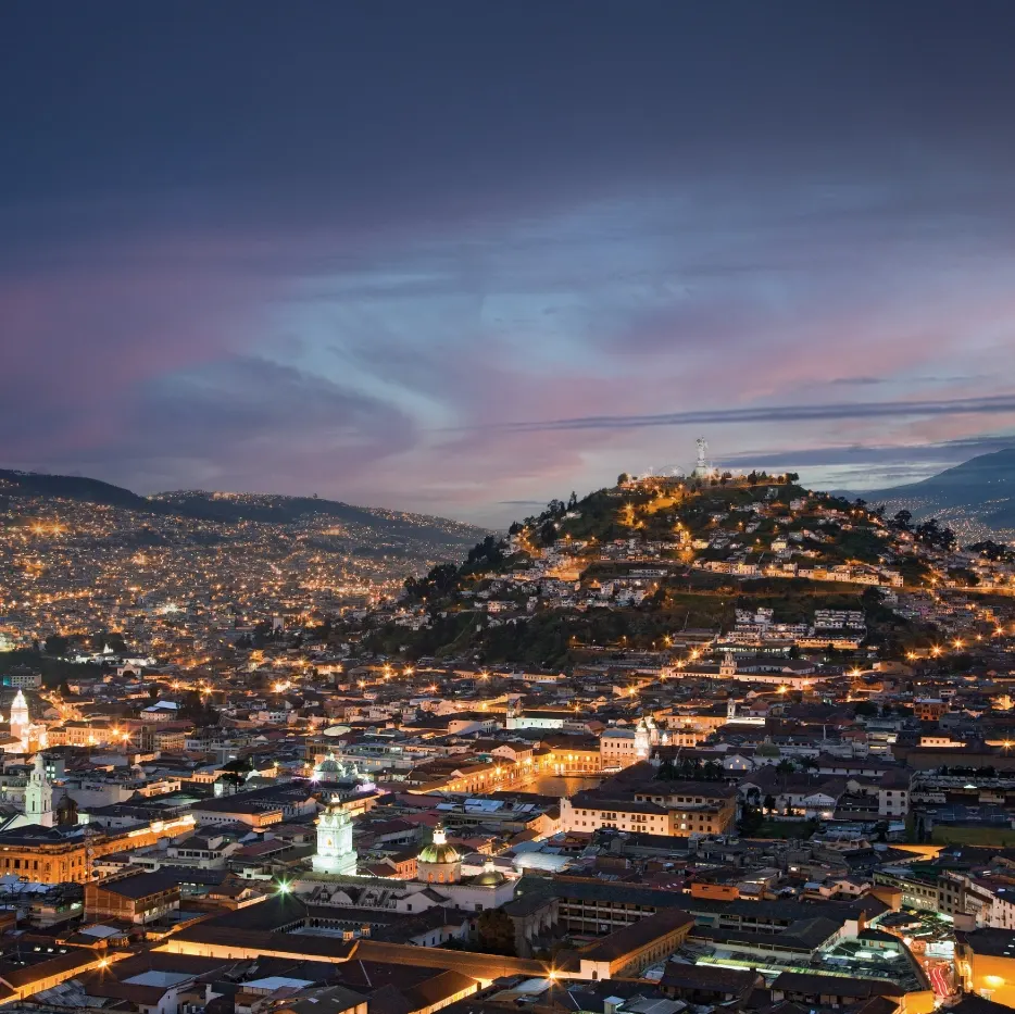 Vista panorámica nocturna de Quito, destacando la cercanía con Casa Gangotena Boutique Hotel.