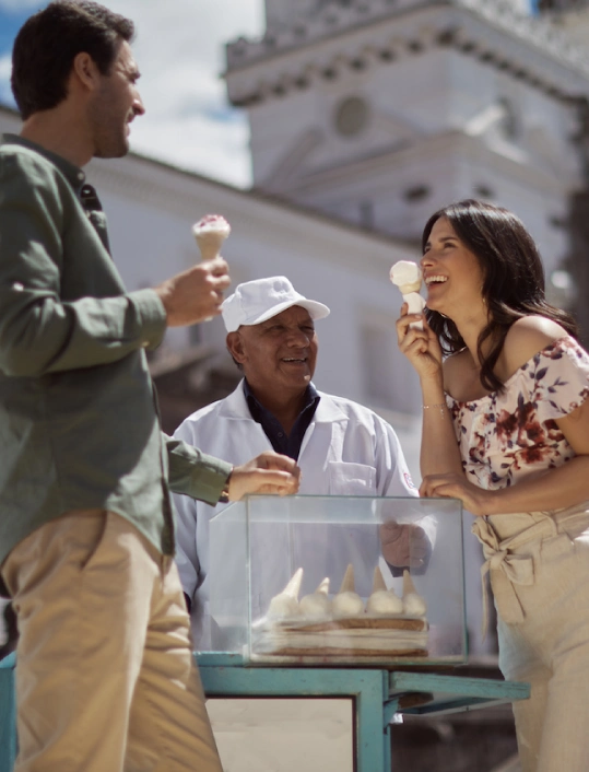 Pareja disfrutando de un helado cerca del Hotel Boutique Casa Gangotena en Quito.
