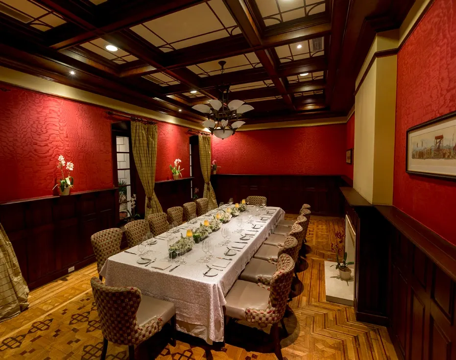 Elegante configuración de comedor VIP en Casa Gangotena Boutique Hotel en Quito.