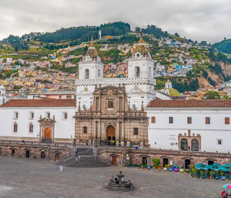 Iglesia de San Francisco en Quito con vista panorámica, cerca de Gangotena Boutique Hotel.